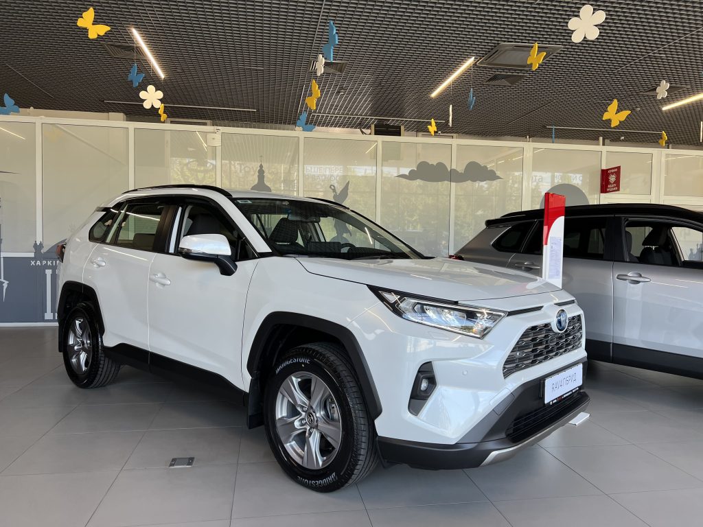 Toyota RAV4 Гібрид Active+ в кольорі білий перламутр (089)метелики