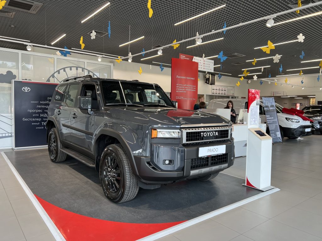 Toyota Land Cruiser Prado Elegance в кольорі сірий лак (1L7)